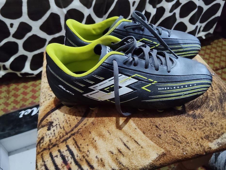 Vând adidași fotbal mărimea 35