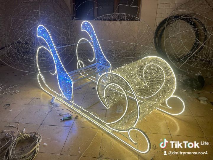 Новогодние оформление участков фасадов офисов