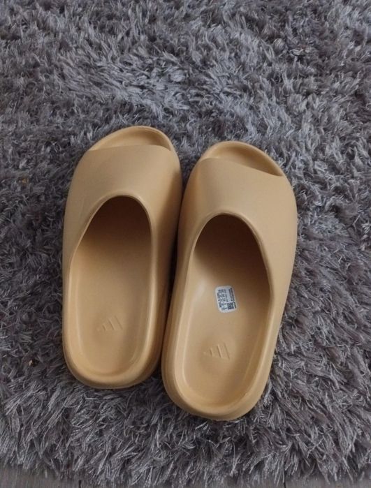Yeezy slide noii Brasov • OLX.ro