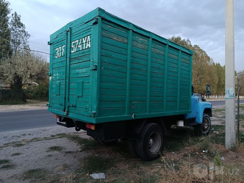 Zil 130 naxadu yurib turgan moshina