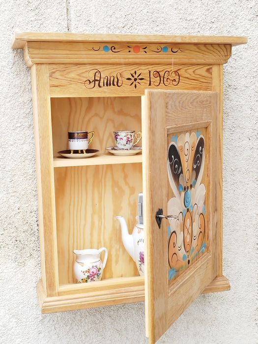 Винтидж ръчно рисувано шкафче / масив