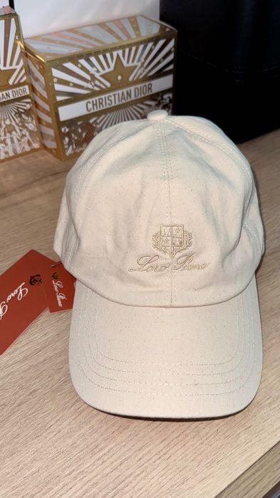 Loro Piana шапка в нежен цвят екрю