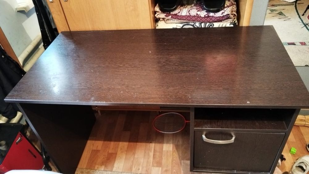 Шкаф,писменный стол,диван