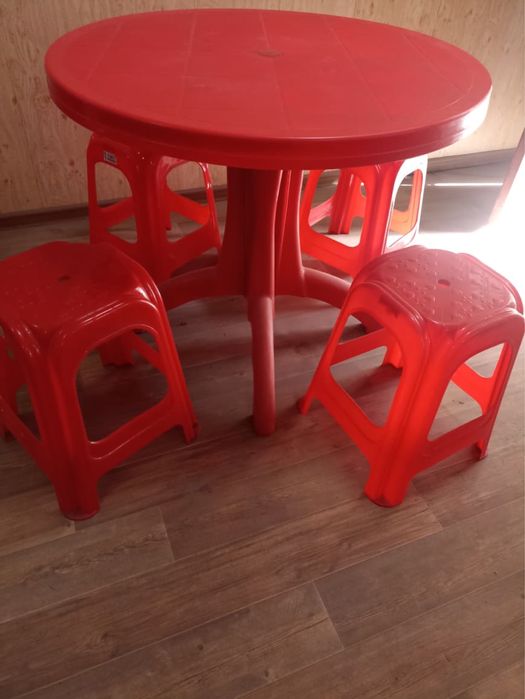 Продается комплект: Стол-стулья. 1 Стол, 4 стула