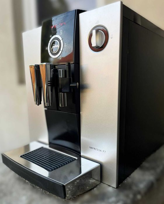 Espressor Jura Impressa F7 sau Ena Micro 9 sau Philips EP5500
