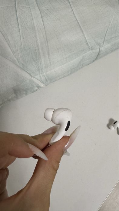 airpods pro два наушника