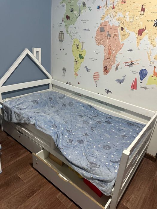 Детская кровать с матрацом и ящиками.