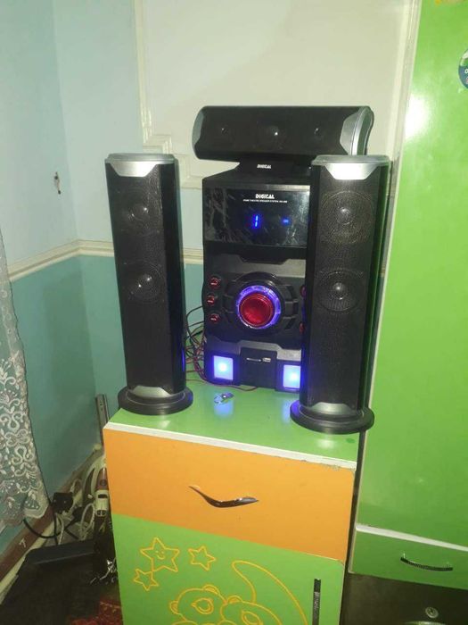 Музыкалный центр сотилади.