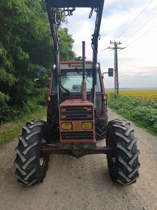 Tractor Fiat Agri 100-90 cu încărcător frontal.