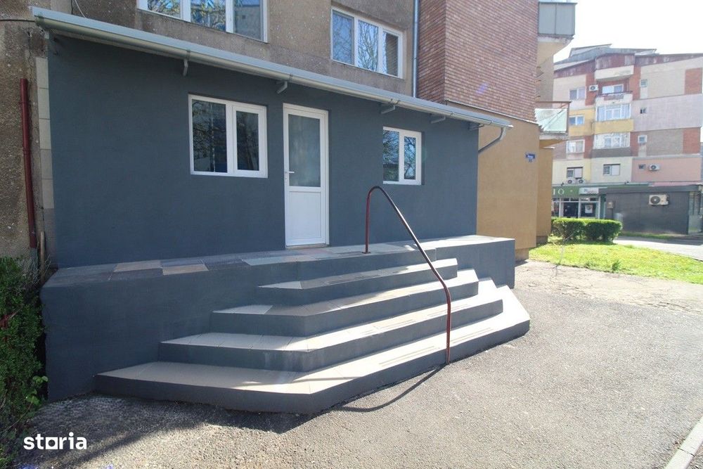 Vând apartament 4 camere în Hunedoara, Micro5/1-Poștă, parter înalt...