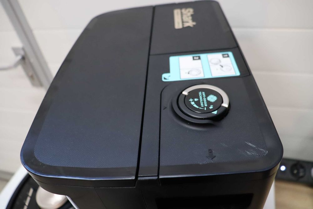 Комбинация от робот Shark PowerDetect NeverTouch Pro, самоотводняваща се, с подложка за самопочистване, за пране и сушене