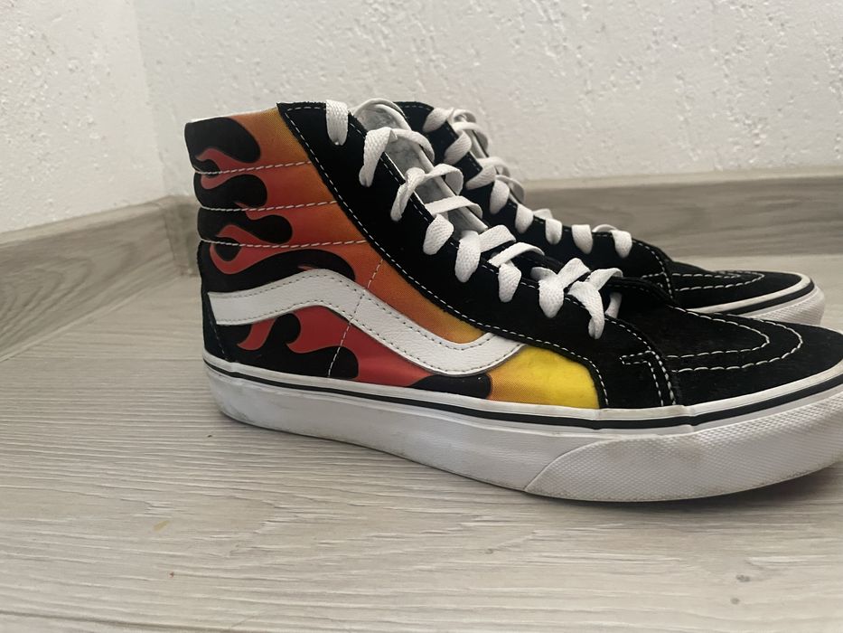 Vans model cu flacari