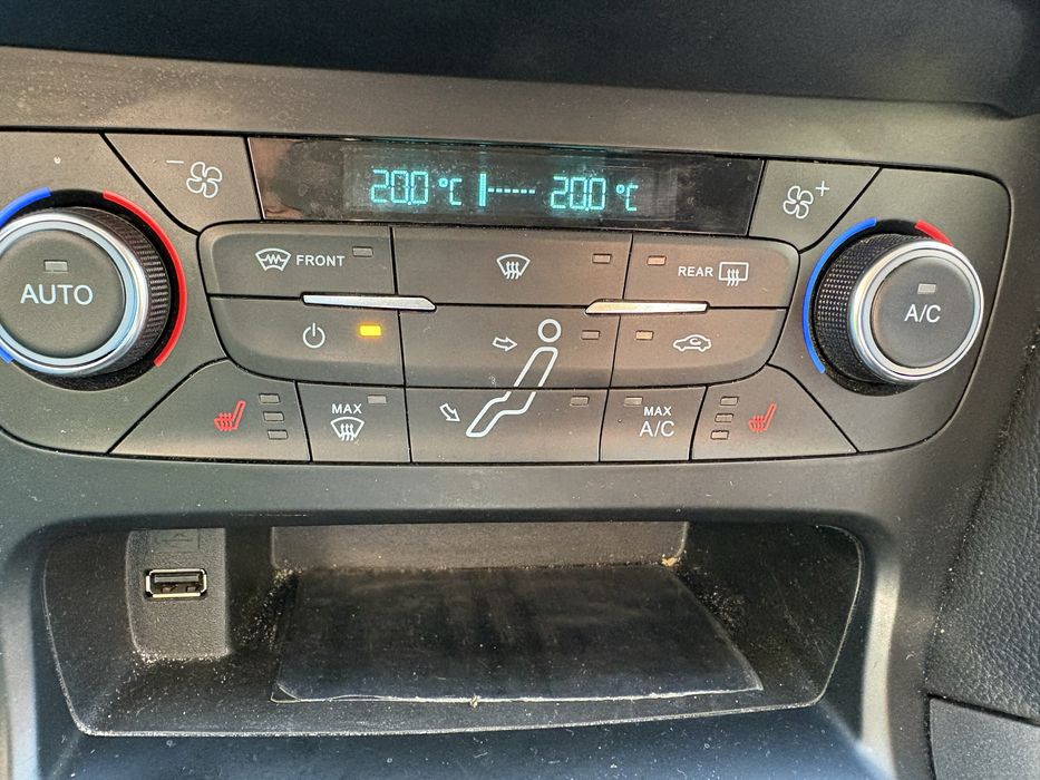 Ford Focus 78.000 km Pachet Iarnă (Parbriz + Volan + Scaune încălzite)