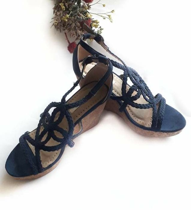 Sandale cu platformă