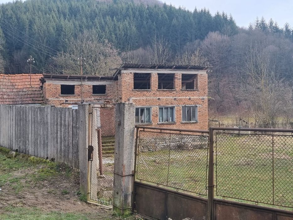 Teren cu casa si șură bătrânescă.  3700m² de Teren,