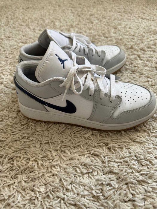Adidasi Nike Air Jordan  Model: Jordan 1 Low  Marime: EU 39 / US 6.5Y  Stare: foarte buna