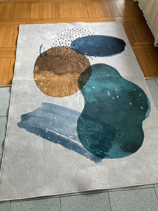 Модерен килим в много добро състаяние ,многа лек