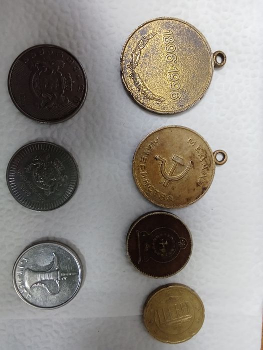 Продам манеты и медаль