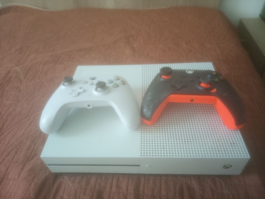 Vânz Xbox one s în stare foarte bună merge tot la el memorie RAM 16 GB ssd 500 GB are și jocuri