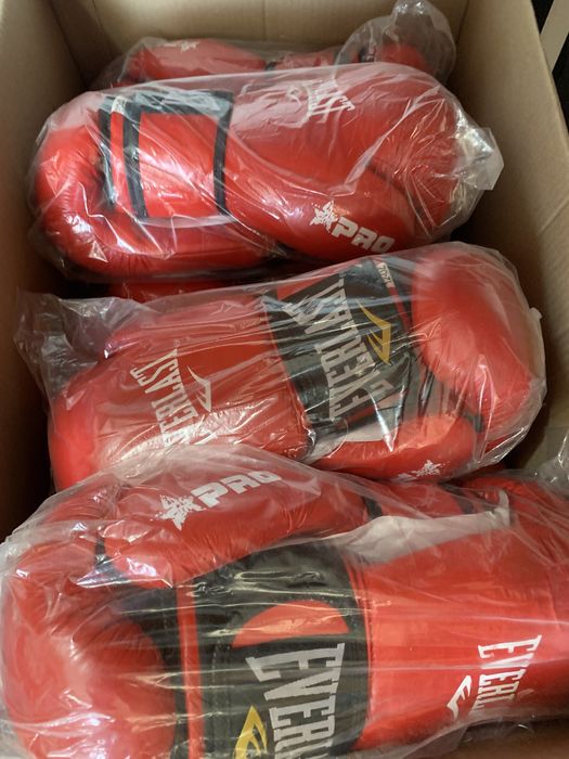 Боксерские перчатки.