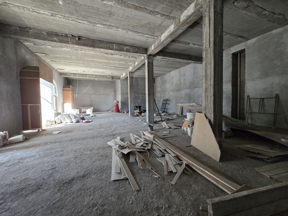 3-этажли здания и ховли сотилмокда йул усти Трикотажка перекрёсток ул