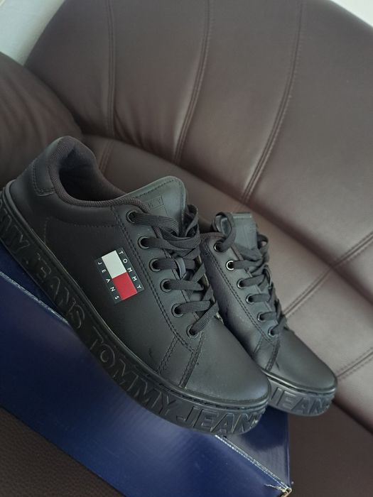 Vand Adidasi Tommy