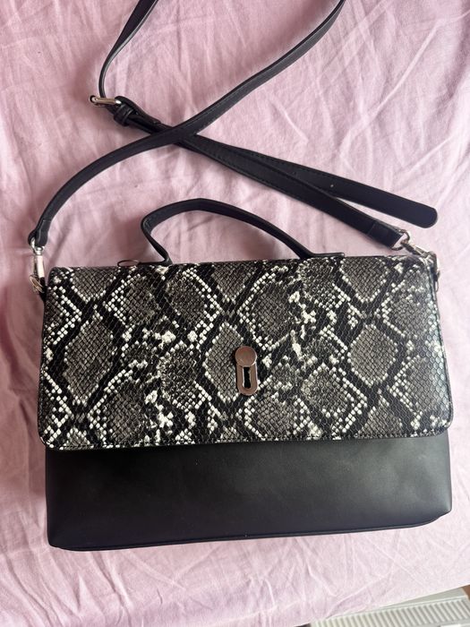 Дамска черна чанта