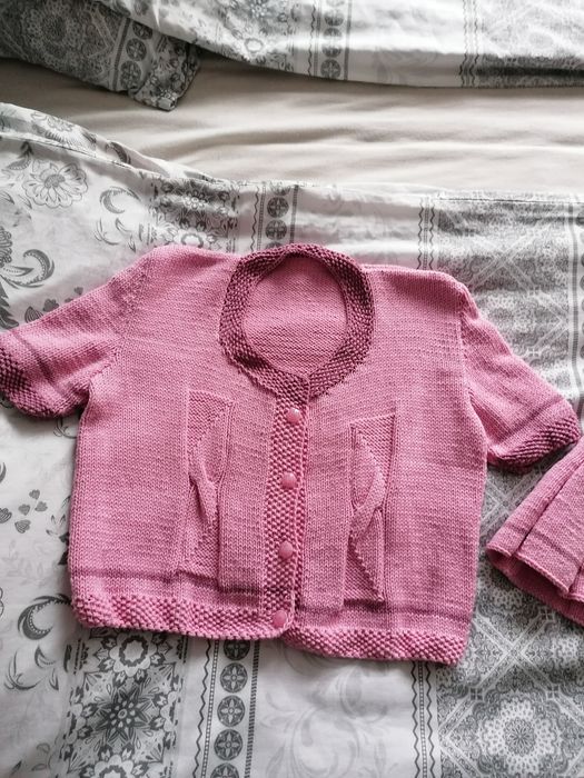 Плетено костюмче за момиче 10 - 11 години. Дължина на полата 40 см.