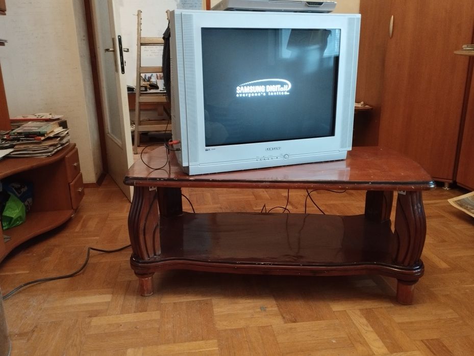 Телевизор Samsung 29" ,заедно с масата