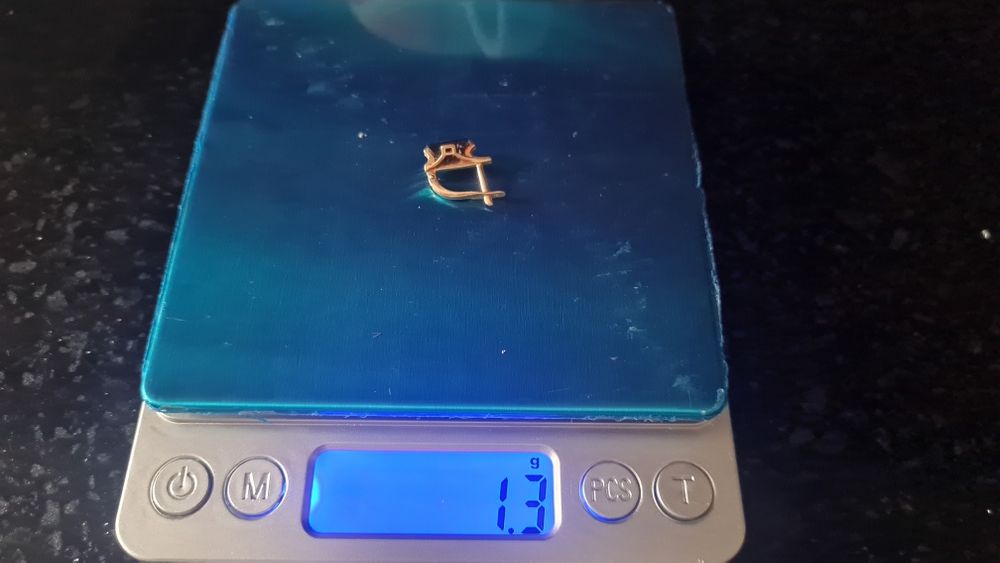 Золотая серьга гранат