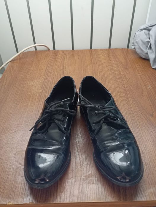 Продам лакированные туфли