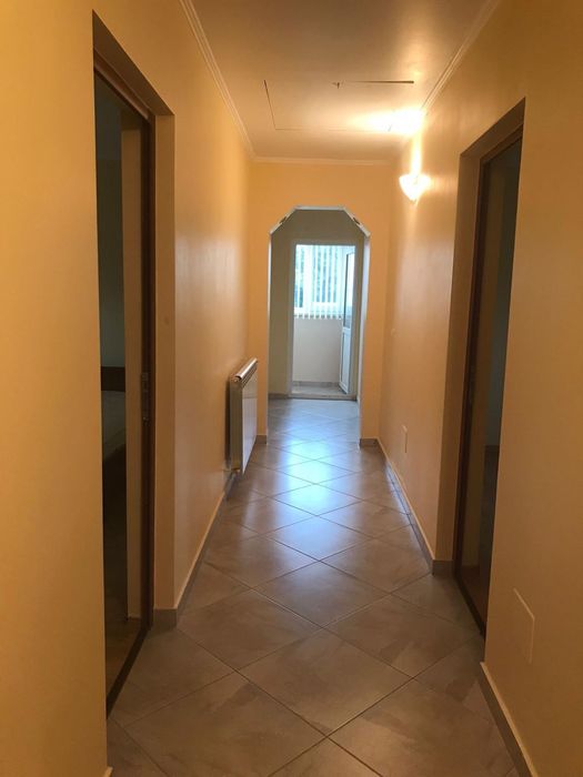 Închiriez camera la vilă cu parcare