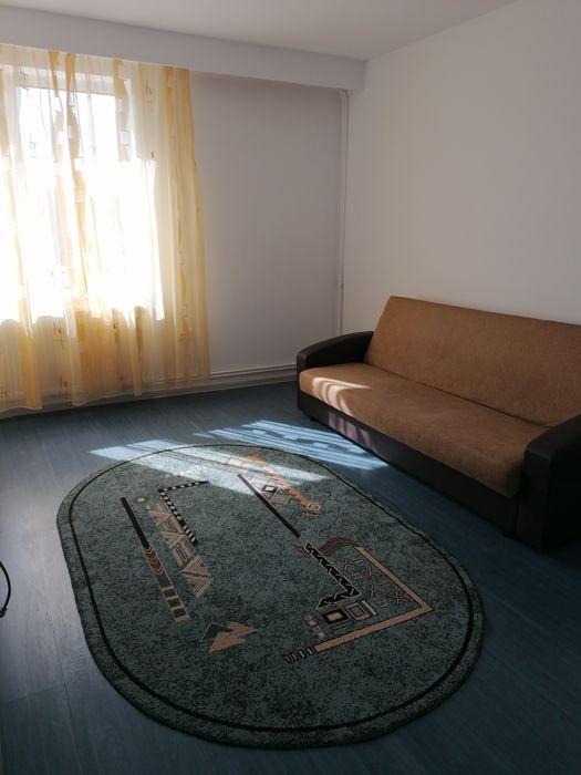 Închiriez apartament 2 camere central.