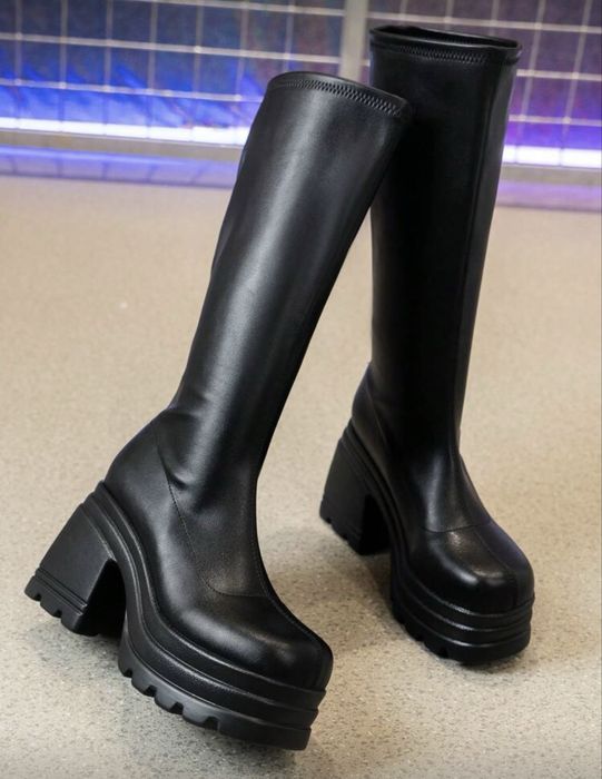 Стилни кожени ботуши