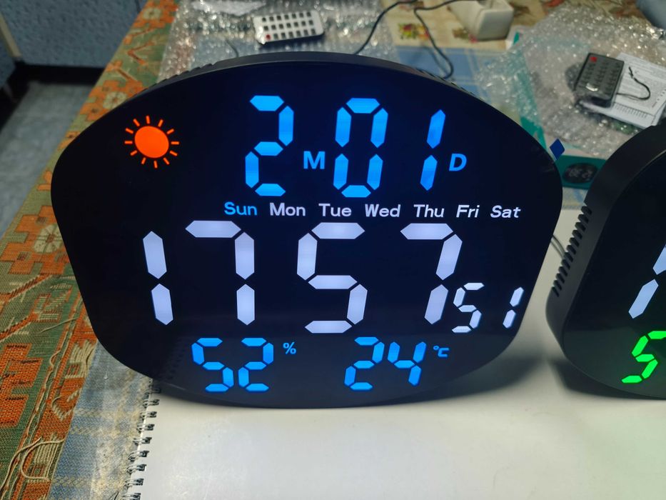 Ceas de perete cu alarma si telecomanda, diferite culori