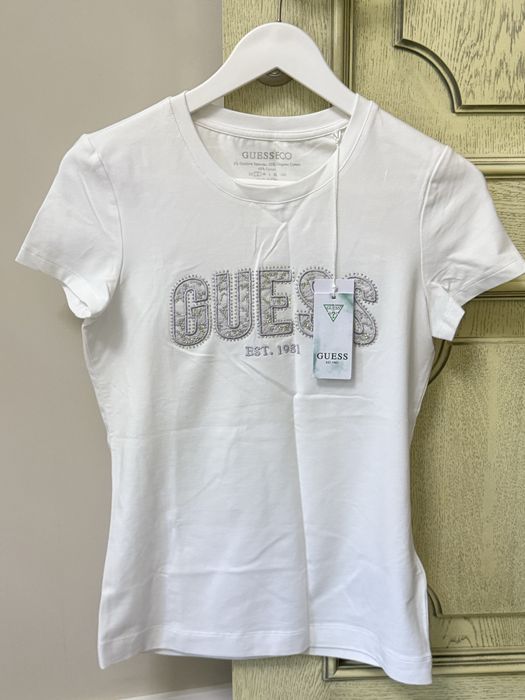 Белая футболка GUESS
