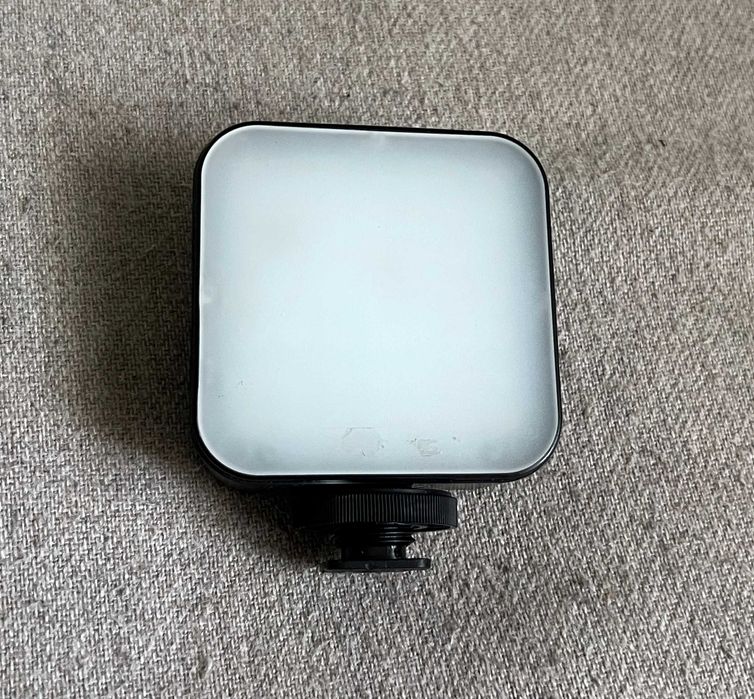 Lampa LED foto video compacta cu alimentare pe baterii AA reglabila
