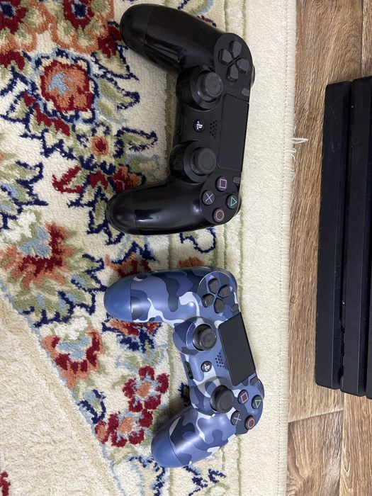 Продам Ps4 pro с двумя джостиками