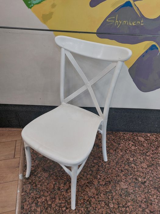 Продам стулья 8 штук,пластиковые
