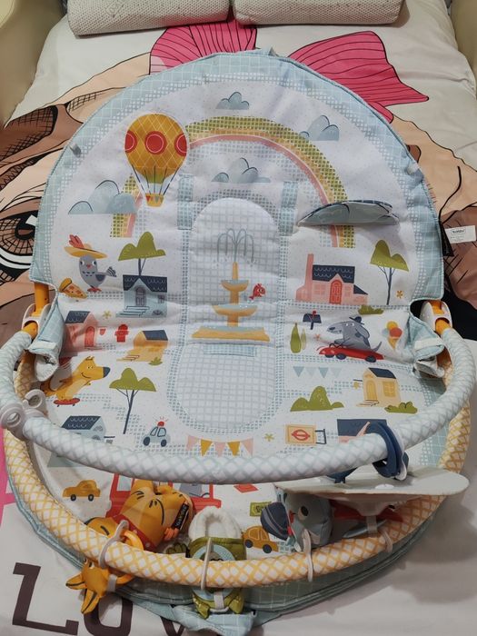 Centru de joaca pliabil cu sezlong si model urban pentru 0-12 luni