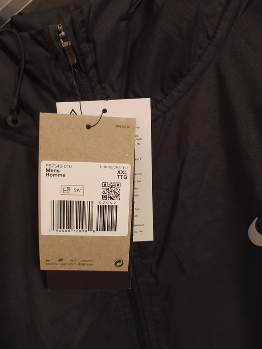 Produse Nike pentru bărbați: maletă; geaca subțire