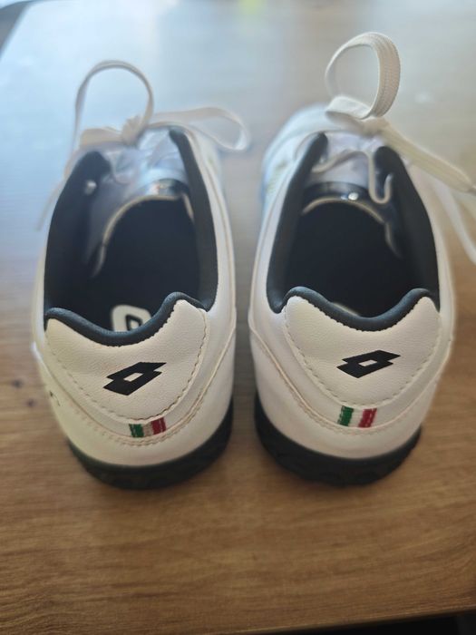 Футболни стоножки LOTTO 32 номер