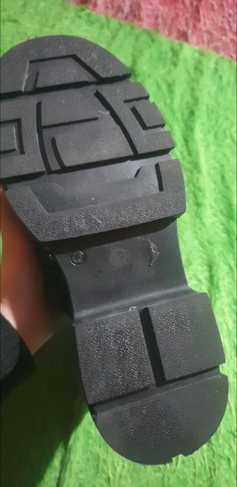 Продавам кожени ботуши