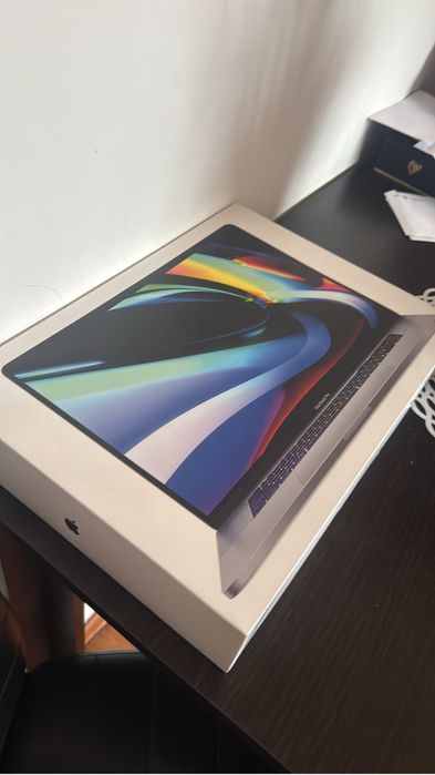 Vând MacBook Pro 16” i9 (touchbar)