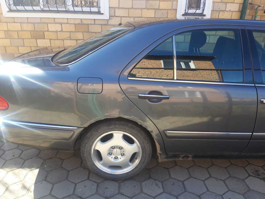 Мерседес Е 210 .