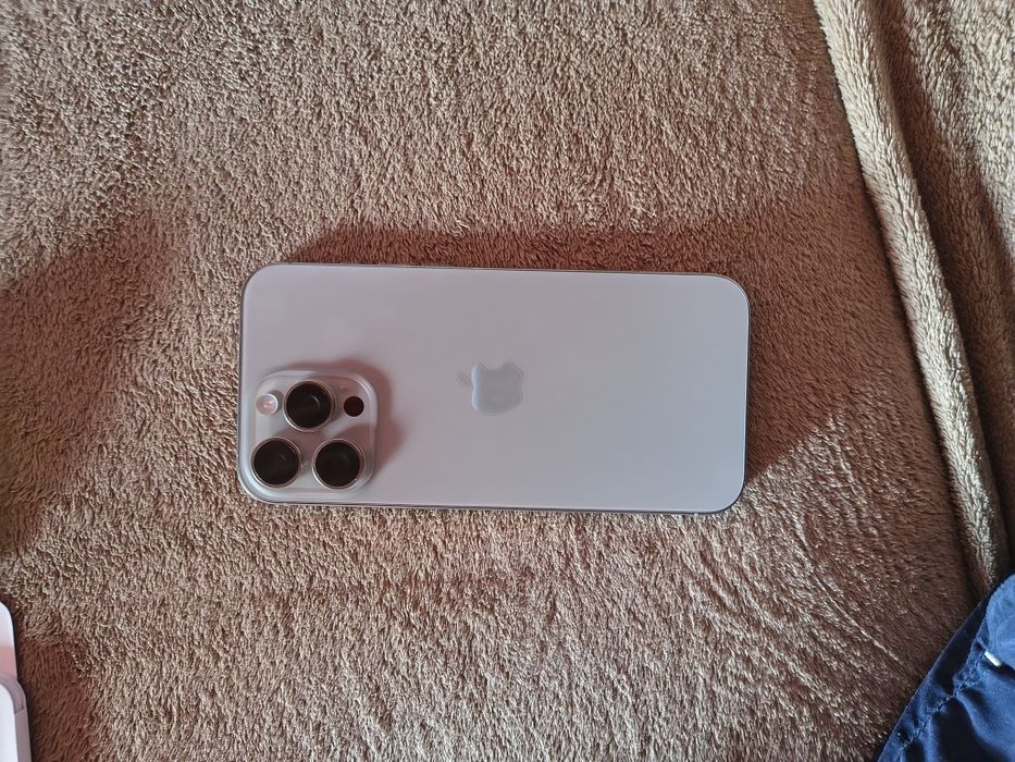 Vând iPhone 16 pro max și iPhone 15 pro