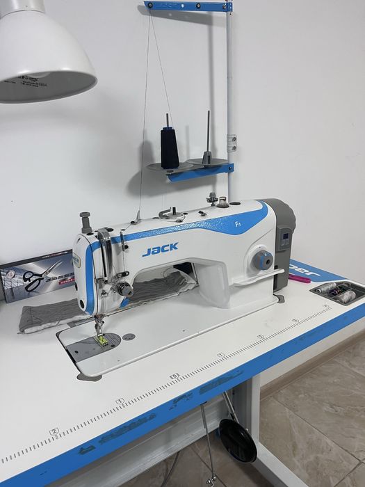 Продам швейную машинку