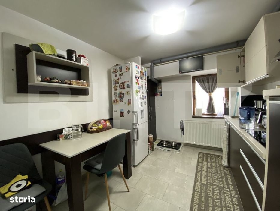 Apartament decomandat cu 3 camere, 2 balcoane, boxa, uscator. Etaj 3.