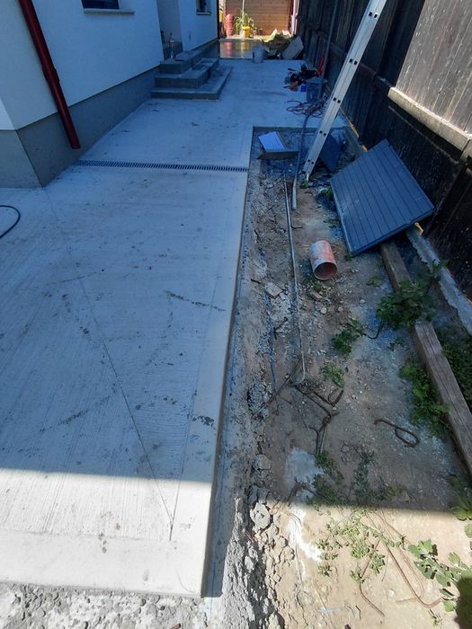 Trotuare , alei , beton periat , terase circulabile  , Garduri frontale sau laterale  cu plasa si pahare betonate