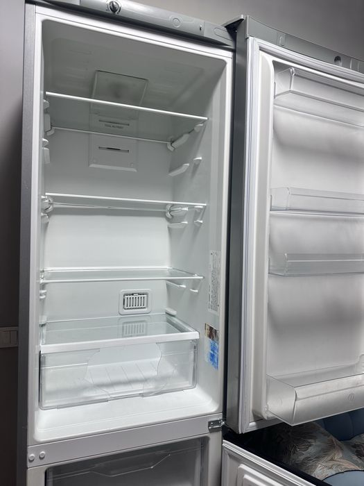 Б/у Indesit серый холодильник